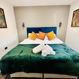 Spacious 2 Bedroom Modern Apartments - Central Location - Free Parking - Smart Tv - Washer Dryer - Built For Contractors, Consultants And Work Teams